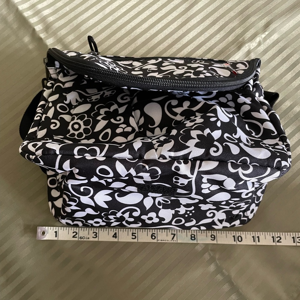 Stylish Black and White Floral Insulated Bag